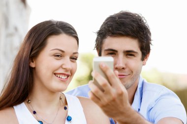 Parktaki genç çift.