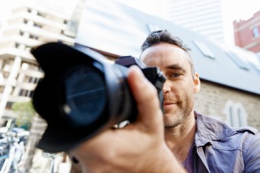 Erkek fotoğrafçı alarak resim