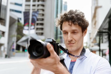 Erkek fotoğrafçı alarak resim