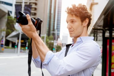 Erkek fotoğrafçı alarak resim