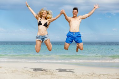 Mutlu çift Beach tatile atlama