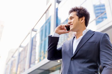 Cep telefonu açık havada ile kendine güvenen işadamı portresi