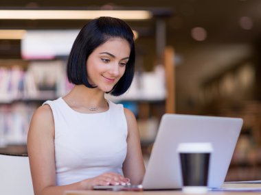 Mutlu kız öğrenci Kütüphanesi'nde