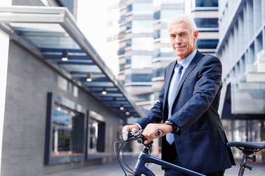 Başarılı bir iş adamı binicilik bisiklet