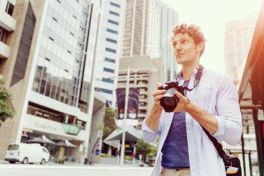 Erkek fotoğrafçı alarak resim