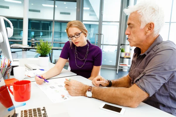 Collaboratori che lavorano insieme — Foto Stock