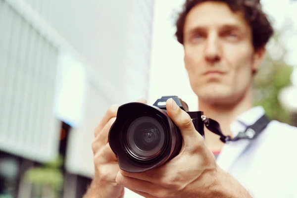 Männlicher Fotograf beim Fotografieren — Stockfoto