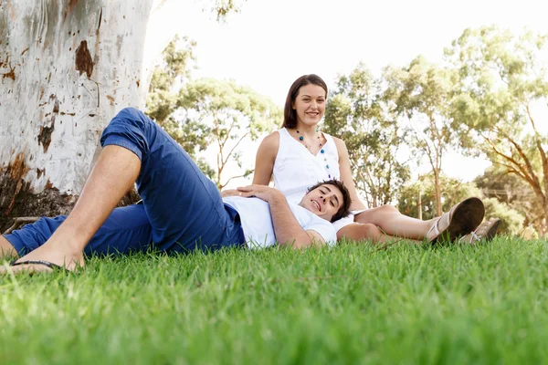 Pareja joven en el parque —  Fotos de Stock