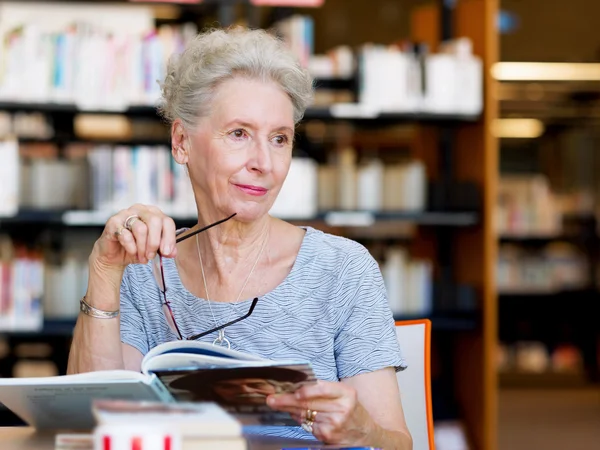 Prendre son temps avec de nouveaux livres — Photo