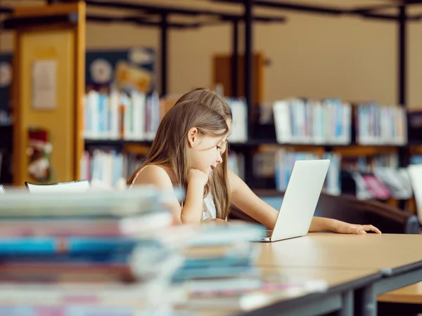 Technologia i zabawa w bibliotece — Zdjęcie stockowe