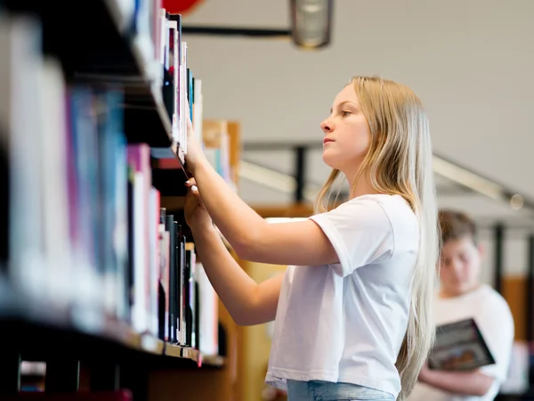 Tienermeisje in bibliotheek — Stockfoto