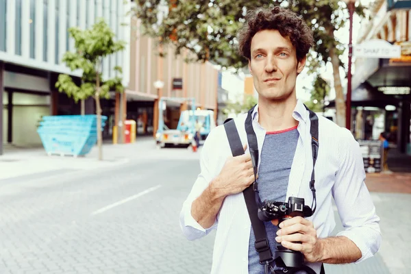 Turista masculino en la ciudad — Foto de Stock