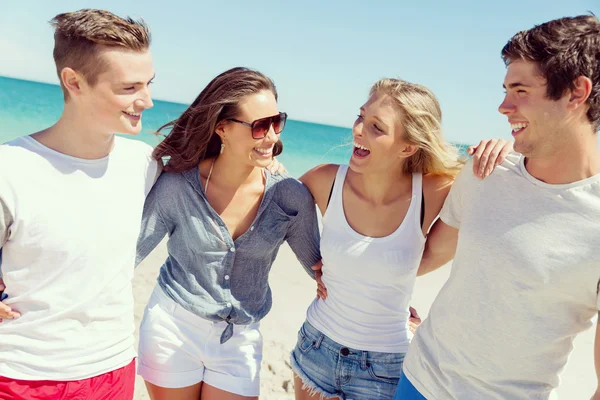 Gesellschaft junger Leute am Strand — Stockfoto