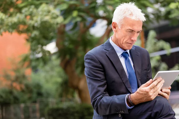 Senior-Geschäftsmann mit Touchpad — Stockfoto