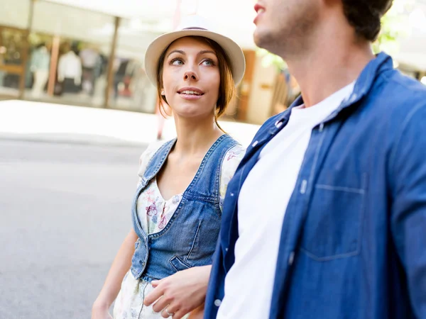 Glückliches junges Paar zu Fuß in der Stadt — Stockfoto