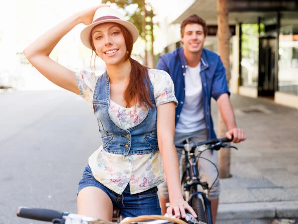 Couple heureux en ville avec vélo — Photo