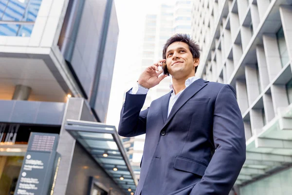 Porträtt av säker affärsman med mobiltelefon utomhus — Stockfoto