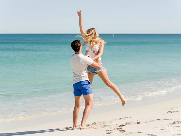 Щаслива пара стрибає на пляжних канікулах — стокове фото