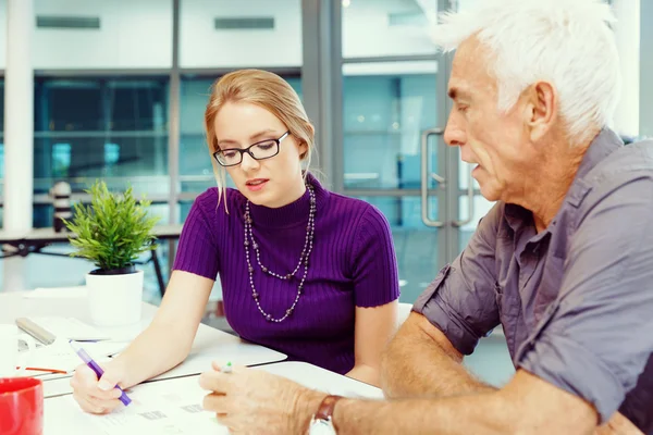 Collaboratori che lavorano insieme — Foto Stock