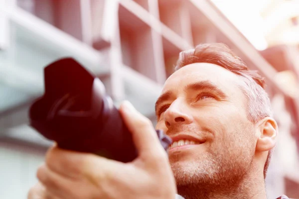 Fotógrafo masculino tomando fotos — Foto de Stock