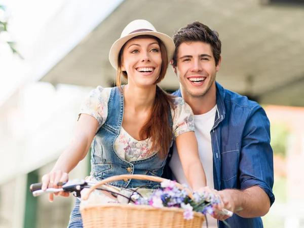 Lyckliga par i staden med cykel — Stockfoto