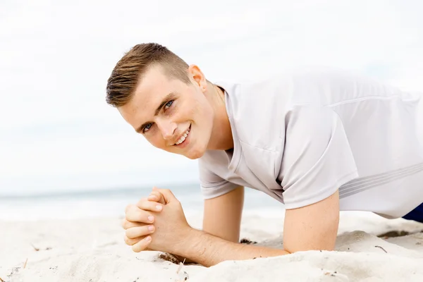 Hombre entrenando en la playa afuera —  Fotos de Stock