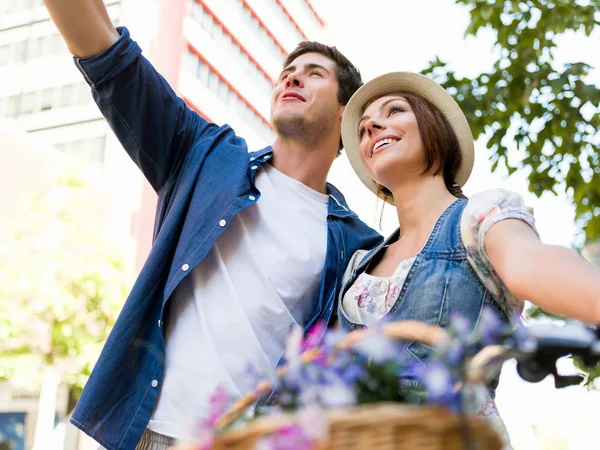 Coppia felice in città con bici — Foto Stock