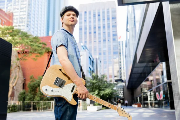 年轻的音乐家与市吉他 — 图库照片