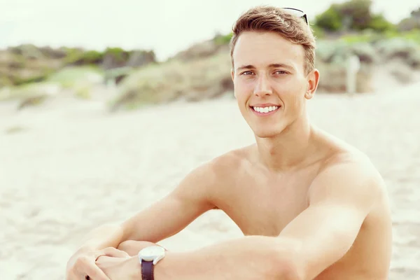 Beau homme posant à la plage — Photo