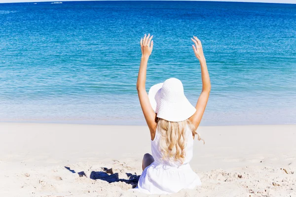 Junge Frau entspannt am Strand — Stockfoto