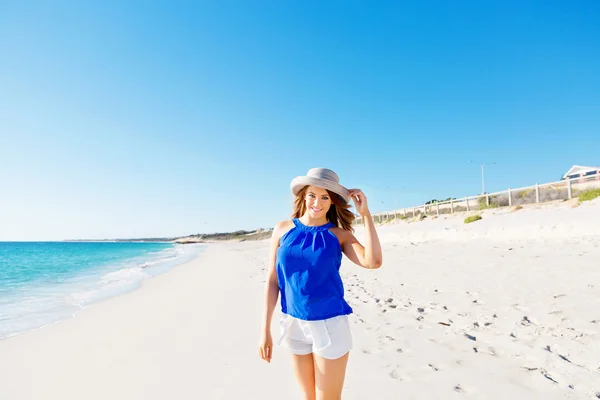 Jonge vrouw wandelen langs het strand — Stockfoto