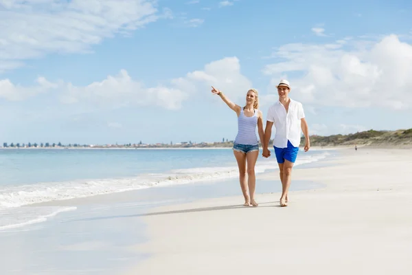 Romantische jonge paar op het strand — Stockfoto