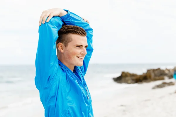 Man opleiding op strand buiten — Stockfoto