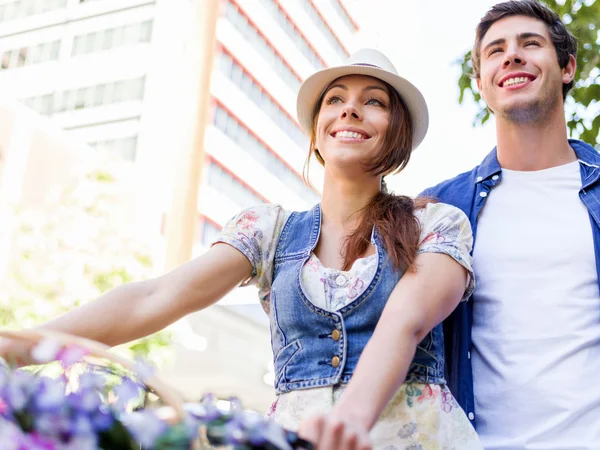 Coppia felice in città con bici — Foto Stock