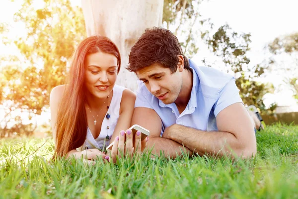 Jovem casal no parque — Fotografia de Stock