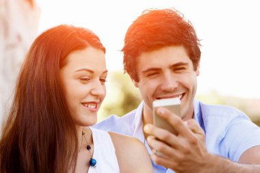 Parktaki genç çift.