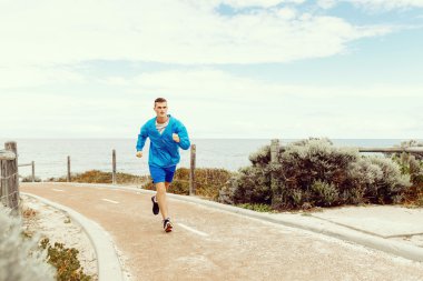 sağlıklı çalışan adam