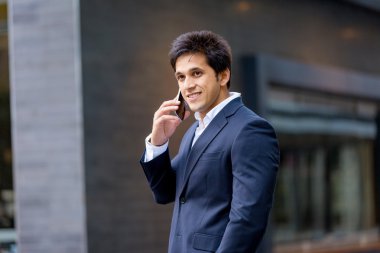 Cep telefonu açık havada ile kendine güvenen işadamı portresi