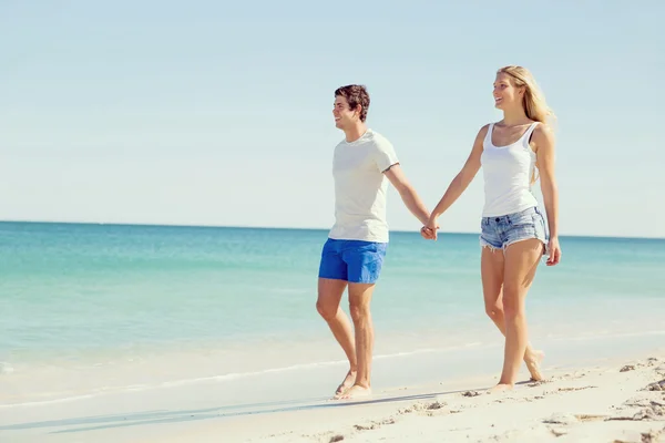 Romântico jovem casal na praia — Fotografia de Stock