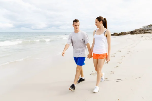 Corredores. Jovem casal correndo na praia — Fotografia de Stock