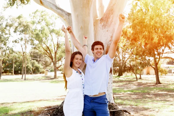 Jeune couple dans le parc — Photo