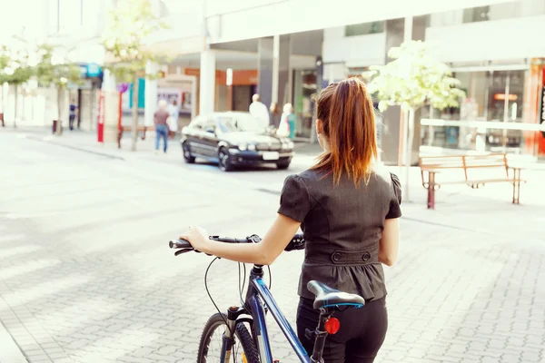 Mujer joven viajando en bicicleta — Foto de Stock