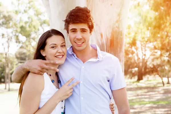 Jovem casal no parque — Fotografia de Stock