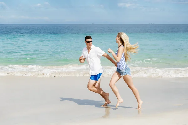 Romântico jovem casal na praia — Fotografia de Stock