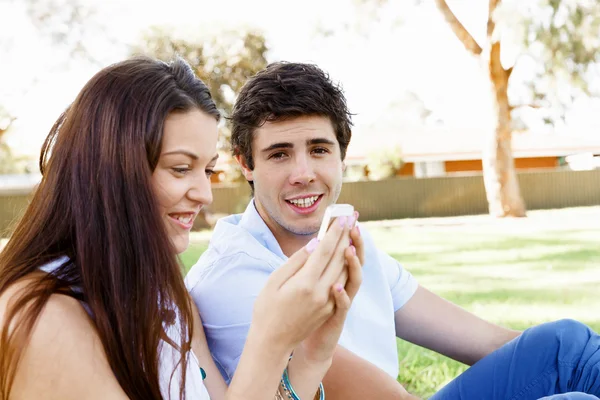 Jong stel in het park — Stockfoto