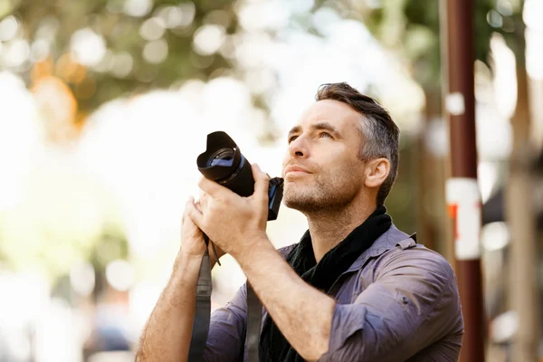 Fotógrafo masculino tomando fotos — Foto de Stock