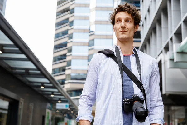 Male tourist in city — Stock Photo, Image