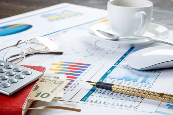 Finanční grafy a grafy na stole — Stock fotografie