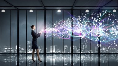 Modern teknolojiler kullanan kadın