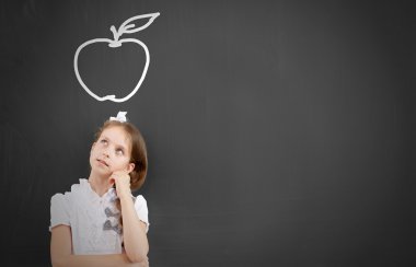 Düşünceli kız Blackboard ayakta